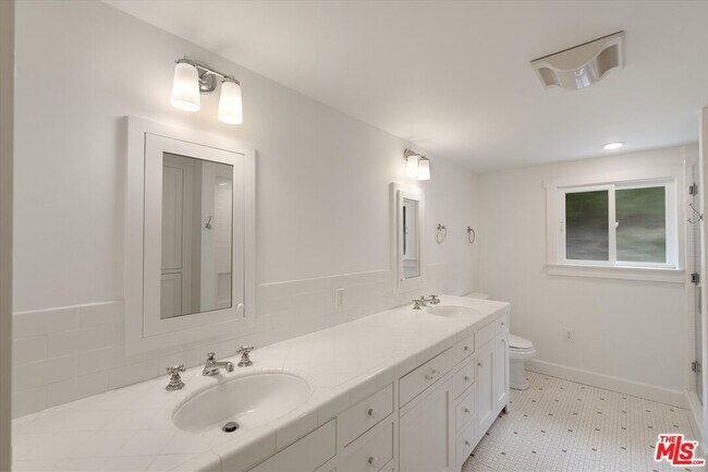 Building Photo - 1324 El Hito Cir