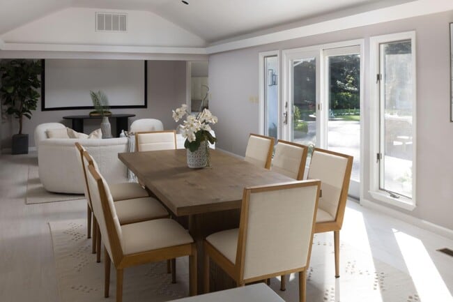 Building Photo - 10 Meadow Ln