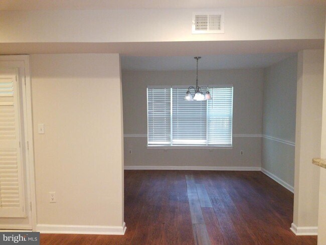 Building Photo - 9812 Lake Point Ct