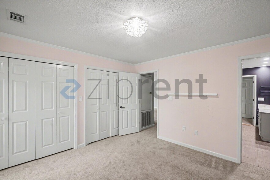 Building Photo - Unit 26202