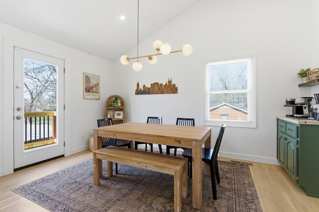 Building Photo - 2820 Donna Hill Dr