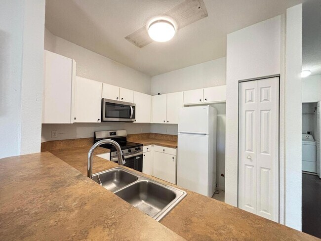 Building Photo - 3080 Grandiflora Dr