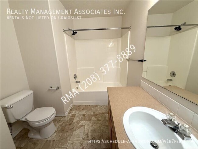 Building Photo - 822 S Chestnut St