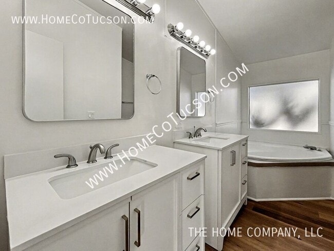 Building Photo - 5717 S Stewart Blvd