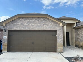 Building Photo - Luxury 3/2 Duplex in Seguin, Texas