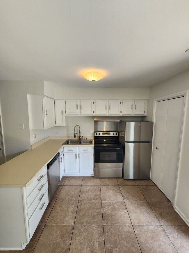 Building Photo - Canterbury Townhomes