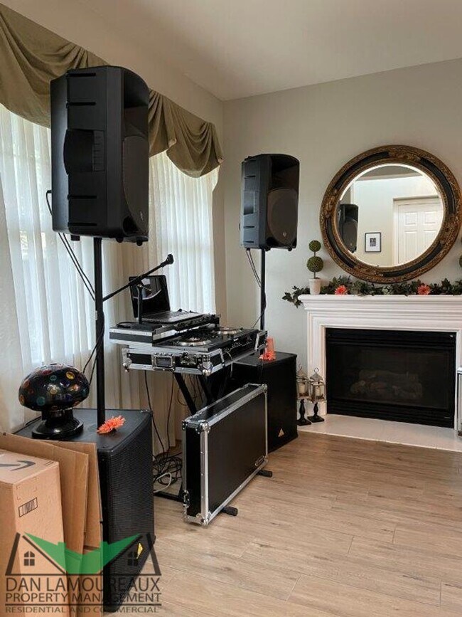 Building Photo - Executive Home in Gated Community Wildwings