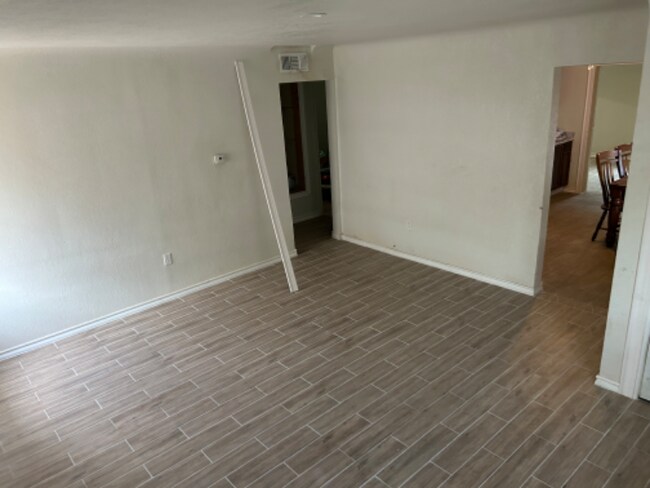 Building Photo - 3211 Delano Ave