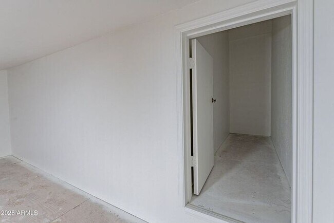 Building Photo - 3-bedroom townhome in great central Phoeni...