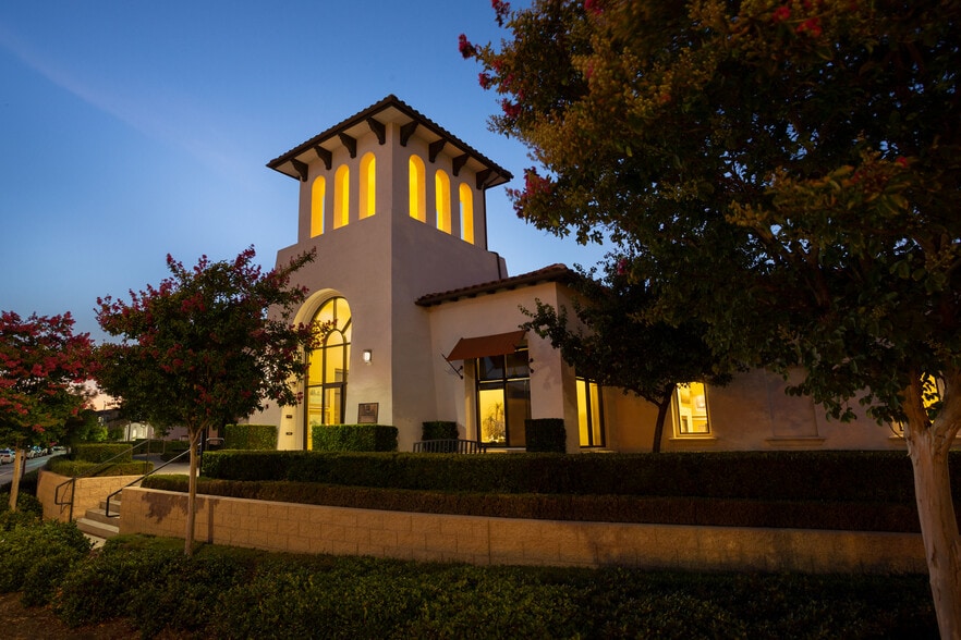 Building Photo - Vineyards at Paseo Del Sol