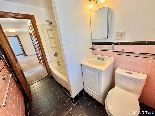 Building Photo - 61 Arch St