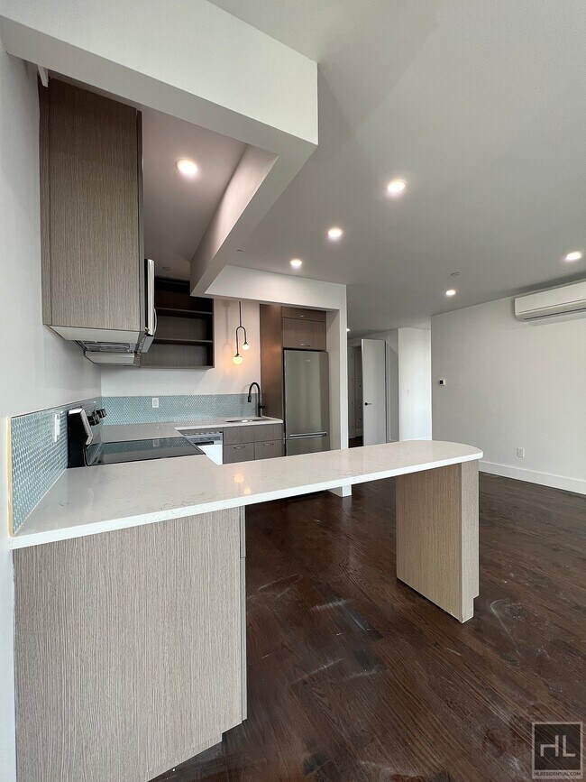 Building Photo - NEW YORK AVENUE