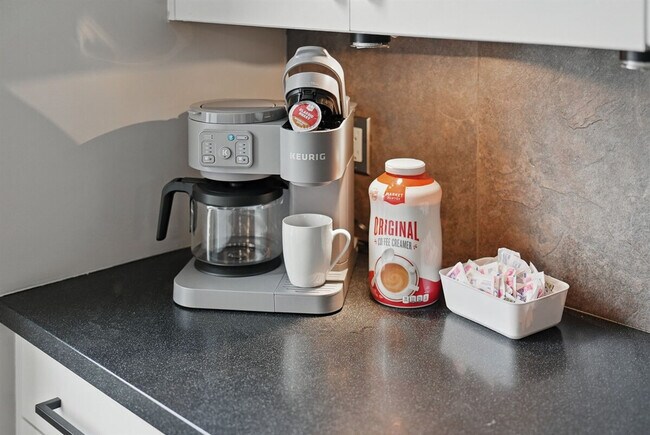 Building Photo - 400 Walnut St