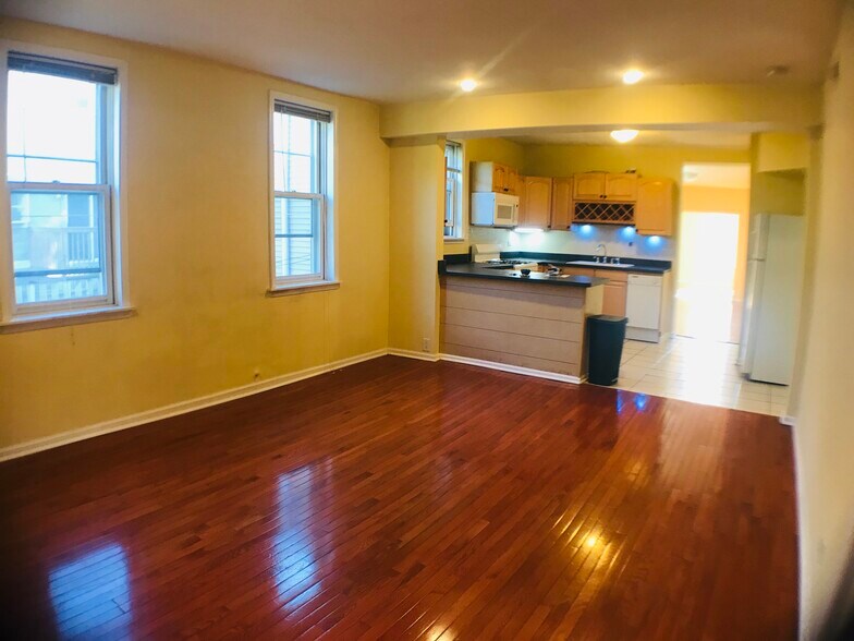 Building Photo - 2509 N Marshfield Ave