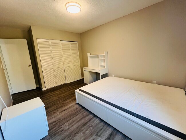 Building Photo - 155 Peddlers Dr
