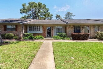 Building Photo - 1016 E Tri Oaks Ln