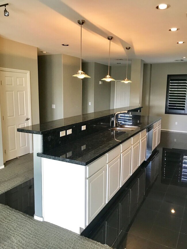 Building Photo - Great Townhouse over lookings TPC Summerli...