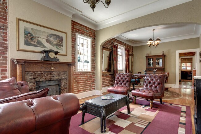 Building Photo - Bungalow in Desirable Highlands! Location Matters!