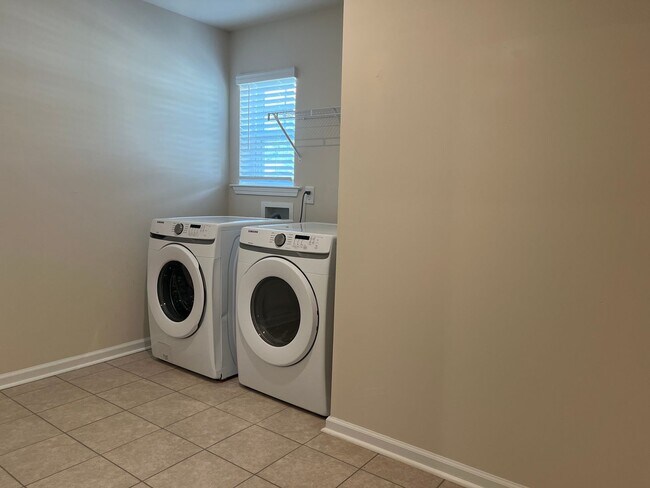 Building Photo - AMAZING LOCATION, Fantastic 4 Bed Home, In...