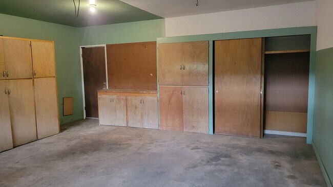 Building Photo - 3 Bed, 3 Bath with Downstairs Kitchenette ...