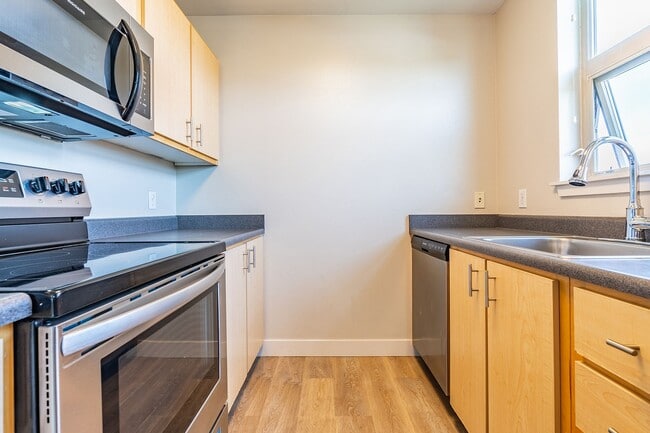 Building Photo - Huge Central Area Studio with PARKING and ...