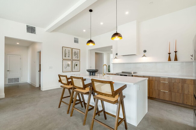 Building Photo - 361 W Sunview Ave