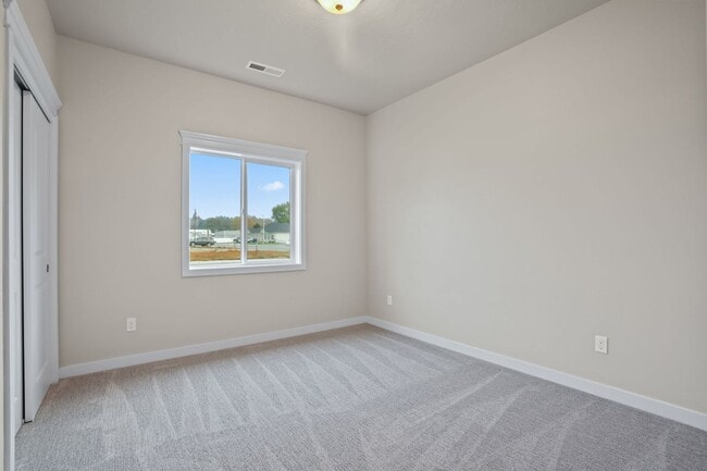 Building Photo - NEWER - BEAUTIFUL 3BD/2.5BA HOME + OFFICE or 4TH BEDROOM