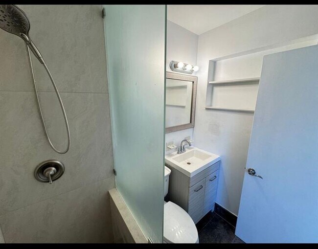 Building Photo - 101 SE 14th Pl