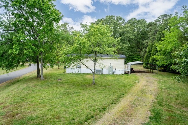 Building Photo - Well Maintained Three Bedroom Home!