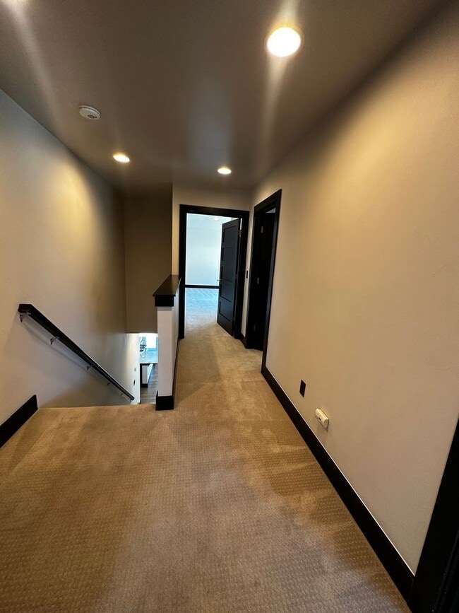 Building Photo - Gorgeous modern 5 bedroom - Minutes from MSU!
