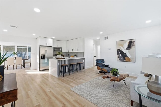 Building Photo - 2470 Del Rio Way