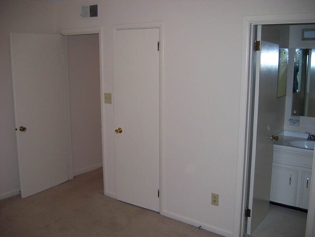 Building Photo - 3930 Clairmont Ave