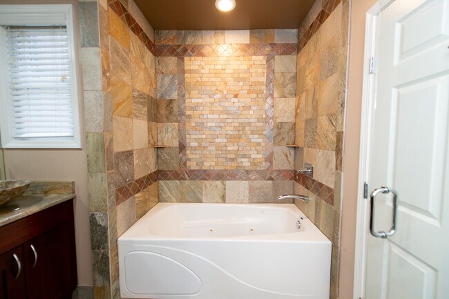 Building Photo - 2612 W Diversey Ave