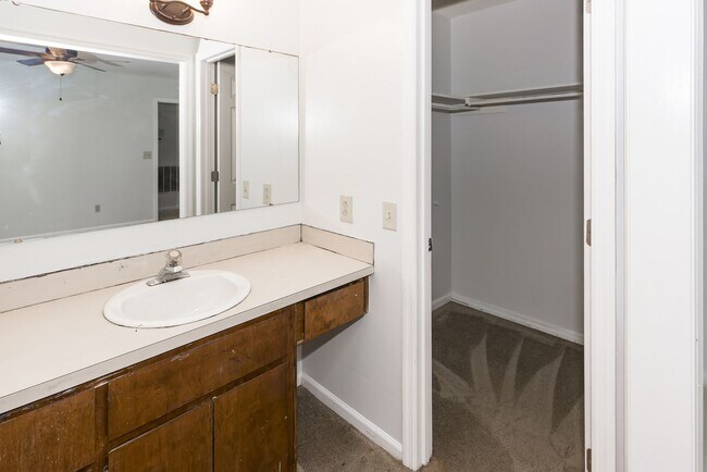 Building Photo - 3 Bedroom 2 Bath Home in Briarwood - Summe...