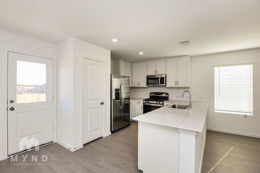 Building Photo - 2745 Ctr Crk Ln