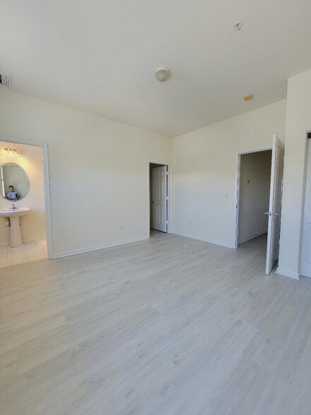 Building Photo - 221 Greenwich Cir