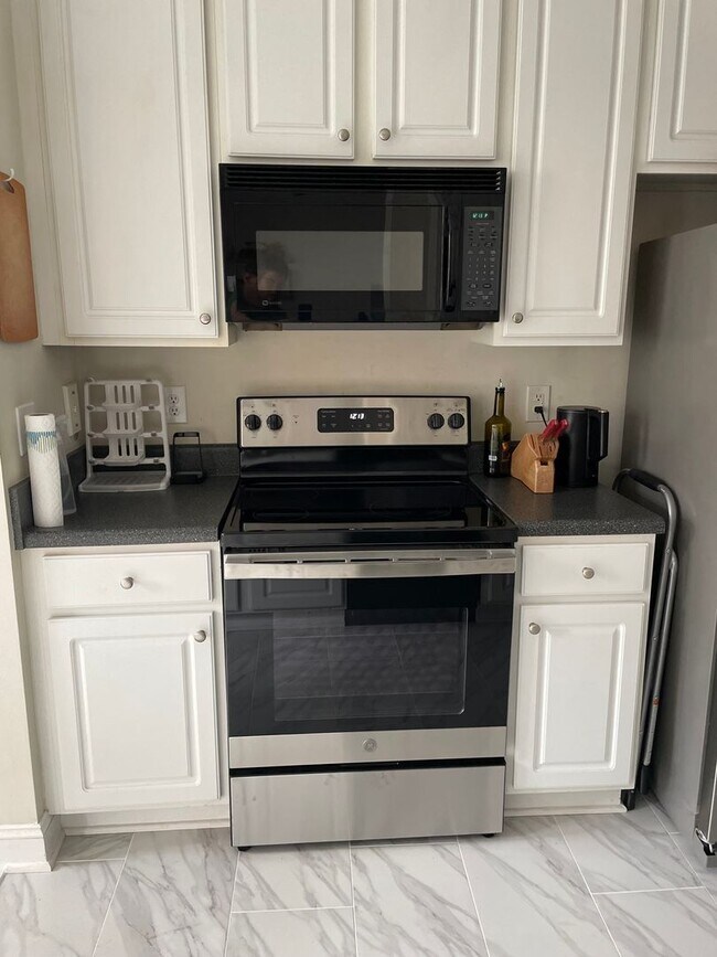 Building Photo - Ground Level 2-bed, 2-bath Condo in Provid...