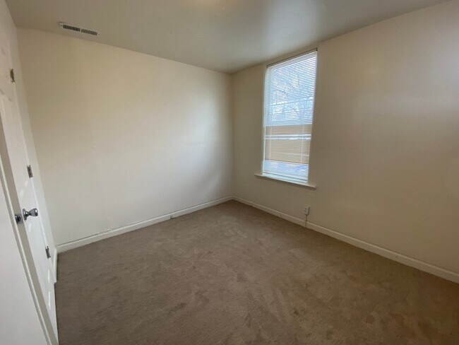 Building Photo - 856 S 900 W