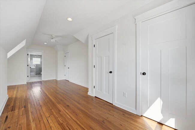 Building Photo - Charming Updated 4B/2.5B Home with Fenced Yard & Parking Included