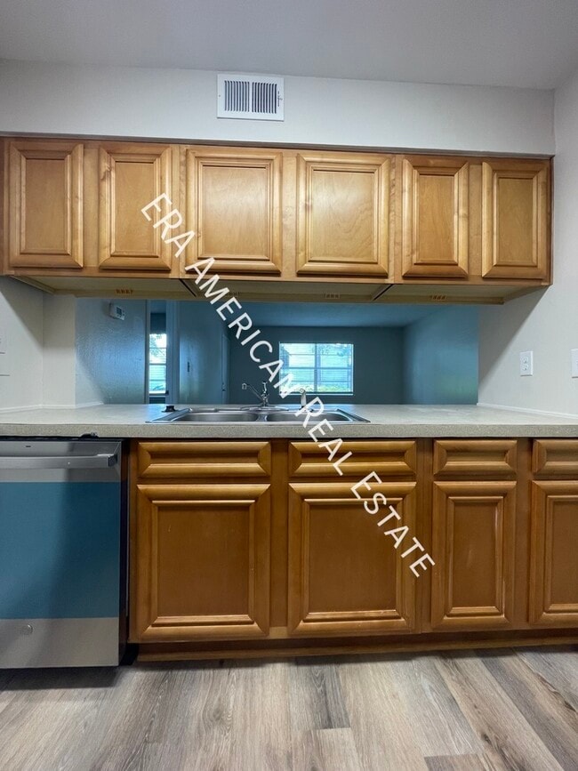 Building Photo - 613 Colonial Dr