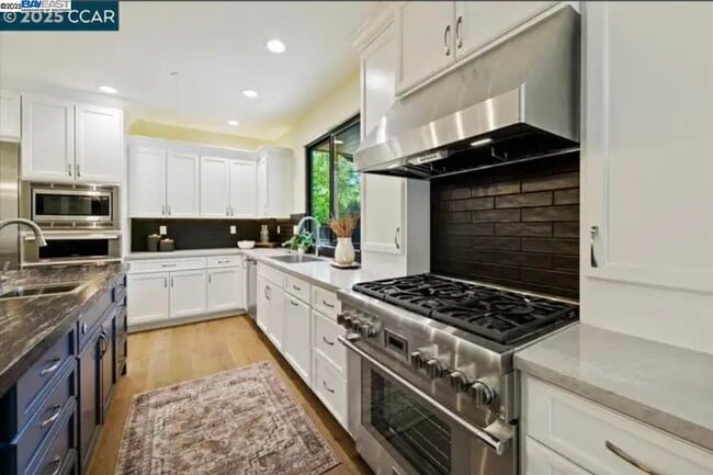 Building Photo - 132 Quinterra Ln