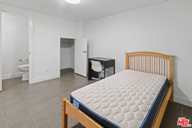 Building Photo - 10982 Roebling Ave