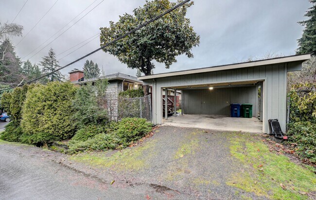 Building Photo - Beautiful 4 Bedroom Home in Matthews Beach AVAILABLE NOW!