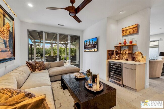 Building Photo - 605 E Sierra Way