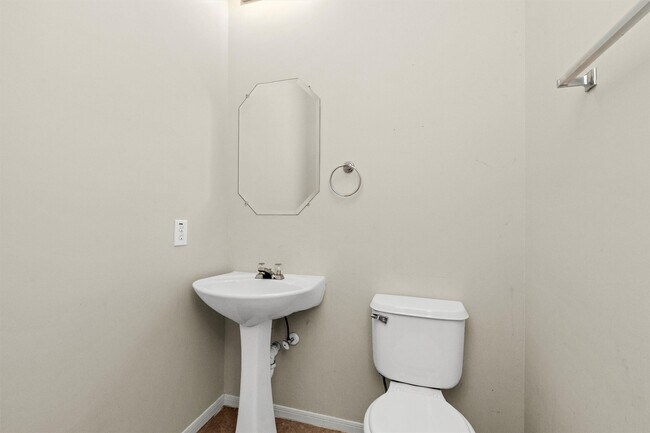 Building Photo - 127 N Willow Point Cir