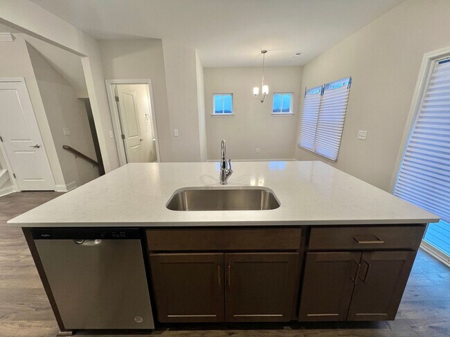 Building Photo - Like New 3 Bed, 4 Bath Townhome w/ 2 Car Garage