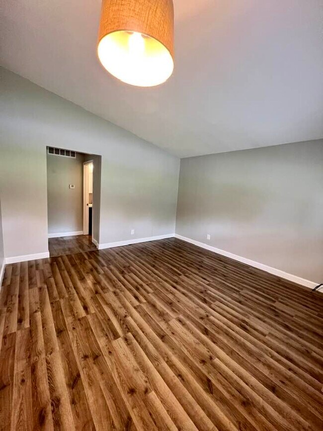 Building Photo - 2754 McCausland Ave