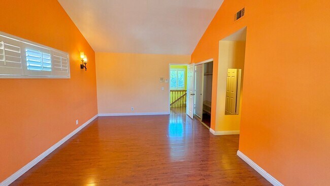 Building Photo - Spacious and bright Hawthorne front house