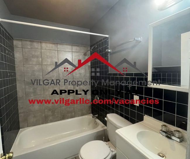 Building Photo - Spacious & Smart Layout! 3-bedroom, 1-bath...