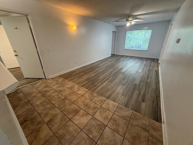 Building Photo - 1521-104 GRADUATE LN